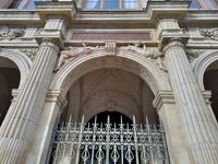 (2026) Zoom sur les bas-relief de la façade du Palais de la Bourse du côté de la place des Cordeliers. « Palais du Commerce » est inscrit en doré au-dessus de l’arche centrale.